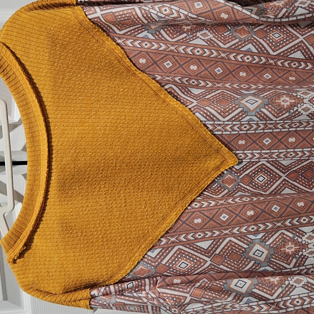 3/$15 Geometric Patterned Top - Picture 7 of 9
